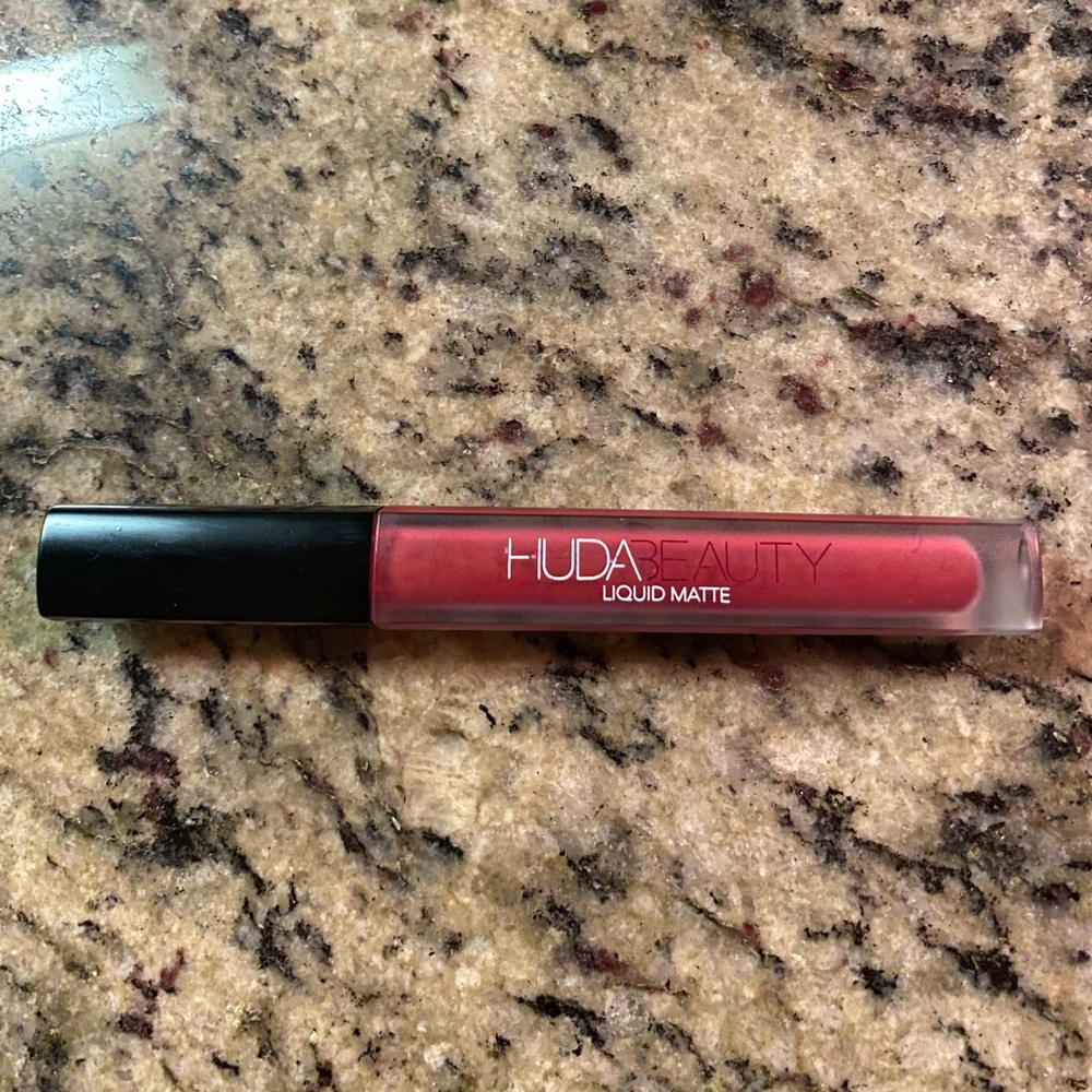 Huda Beauty Liquid Matte Lipstick in CHEERLEADER